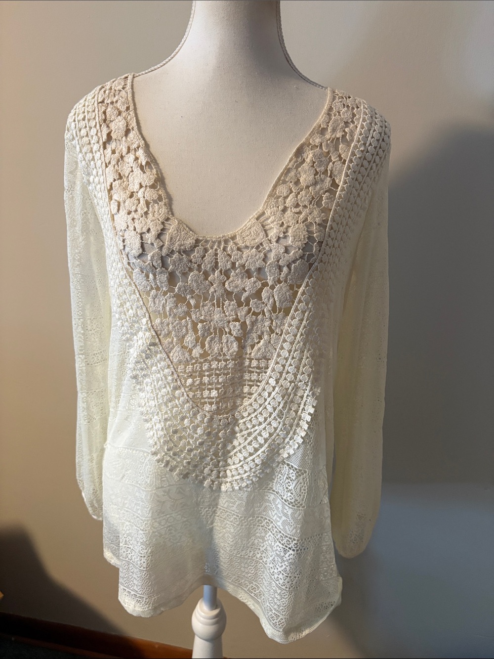 Hem & Thread Cream Sheer Crochet V-Neck Lace Long Sleeve Tunic Top. Size Medium